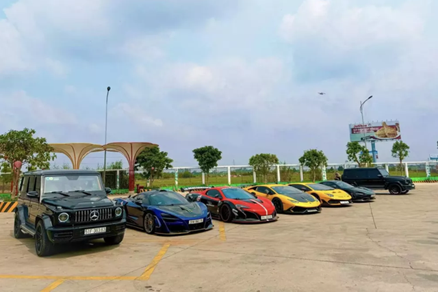 Đại gia Sài Gòn tụ họp dàn siêu xe tiền tỷ trước Tết Dai gia Sai Gon tu hop dan sieu xe tien ty truoc Tet