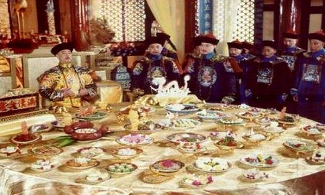 Đồ ăn thừa của hoàng đế nhà Thanh sau ngự thiện xử lý sao? Do an thua cua hoang de nha Thanh sau ngu thien xu ly sao?