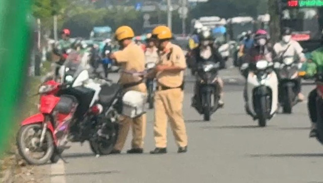 CSGT Đội Cát Lái phát hiện người chạy xe máy vi phạm nồng độ cồn trên đường Võ Nguyên Giáp chiều 14/12...