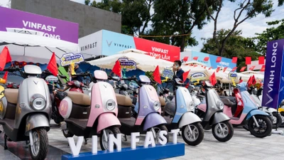 Xe máy điện lên ngôi, xe máy xăng hết thời 'làm giá', người dùng hưởng lợi 
