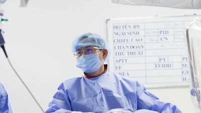 Đang nằm cấp cứu, bác sĩ vẫn rời giường bệnh tới phòng can thiệp cứu bệnh nhân “ngàn cân treo sợi tóc”