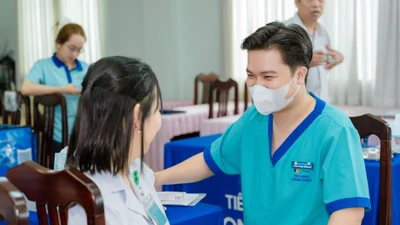 Nhân viên trung tâm tiêm chủng Long Châu tư vấn và khám sàng lọc trước tiêm.