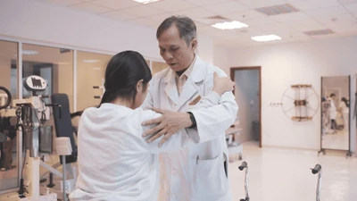 Phép màu y học giữa đời thường: Bác sĩ Vinmec “hồi sinh” đôi chân cho bé gái liệt hoàn toàn