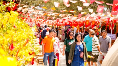 Hàng vạn người đổ về Cần Giờ hái lộc đầu năm, giới đầu tư nhìn thấy “chỉ báo” tăng trưởng mới 