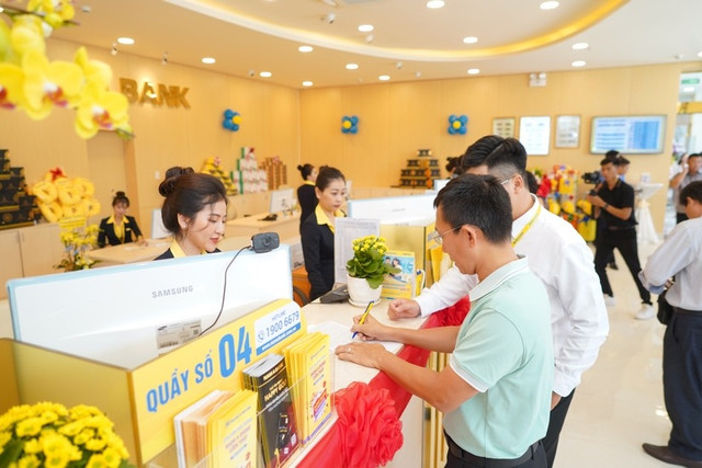 Pho Tong Giam doc Nam A Bank muon ban 1,8 trieu co phieu