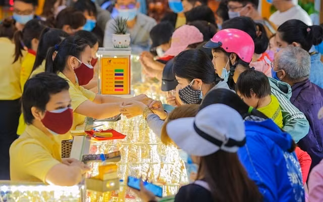 Gia vang hom nay: Bat ngo tang manh