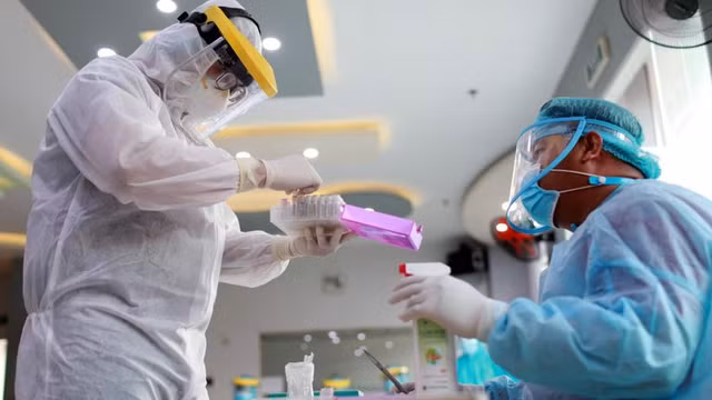 COVID-19: Khong ghi nhan ca nhiem moi, tat ca hanh khach lien quan den chuyen bay VJ458 o Ha Noi deu am tinh