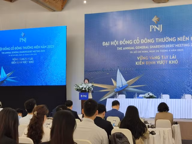 Giua con bao gia, PNJ khang dinh khong huong loi khi gia vang tang