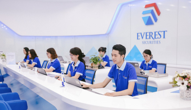 Chu tich Chung khoan Everest chi hon chuc ty gom 2,2 trieu co phieu EVS