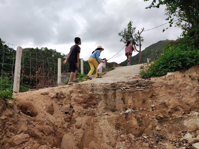 Khu biệt thự Sea Park Nha Trang dựng hàng rào chặn đường đi lại của dân - Hình 3 Khu biet thu Sea Park Nha Trang dung hang rao chan duong di lai cua dan-Hinh-3