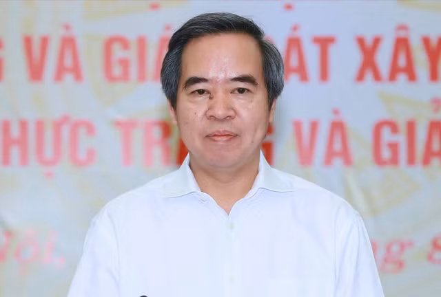 Bo Chinh tri chi ro vi pham cua ong Nguyen Van Binh