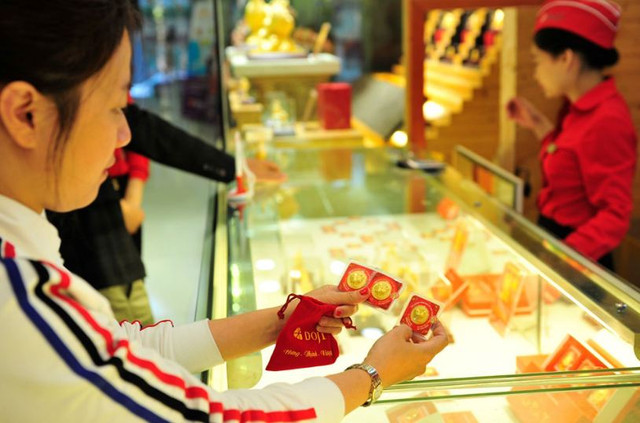 Giá vàng hôm nay: Giá vàng tiến sát 62 triệu đồng mỗi lượng Gia vang hom nay: Gia vang tien sat 62 trieu dong moi luong