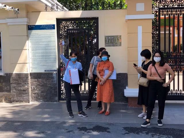 Phản đối việc trường Quốc tế Á Châu tăng học phí, phụ huynh ngỡ ngàng khi con bị cho thôi học - Hình 2 Phan doi viec truong Quoc te A Chau tang hoc phi, phu huynh ngo ngang khi con bi cho thoi hoc-Hinh-2