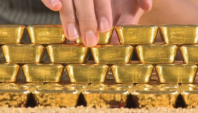 Gia vang hom nay: The gioi va trong nuoc dong loat quay dau tang