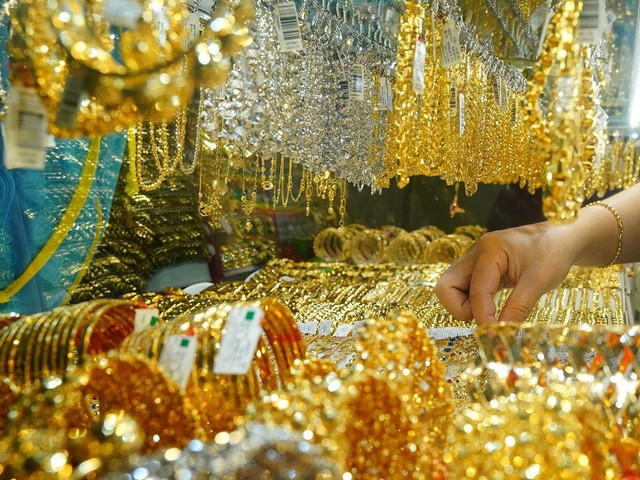 Giá vàng hôm nay: Dù giá vàng SJC giảm nhưng vẫn cao hơn thế giới Gia vang hom nay: Du gia vang SJC giam nhung van cao hon the gioi