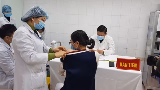 Vi sao nu nhan vien y te An Giang tu vong sau tiem vaccine COVID?