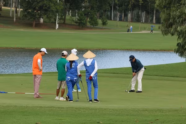 TP Ha Noi tam dung hoat dong cac san golf de chong dich