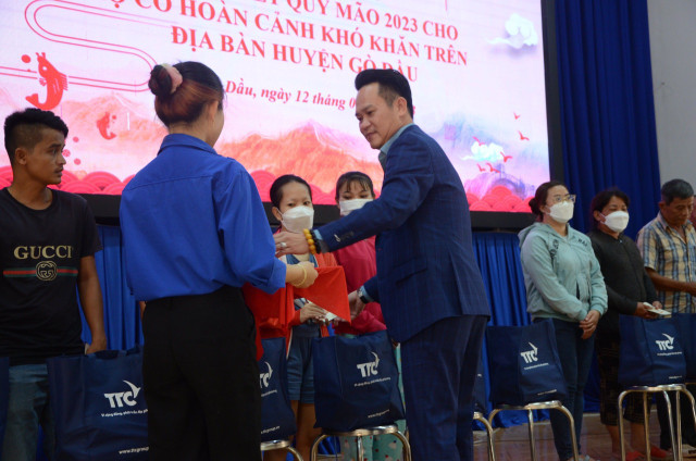 Hội Doanh nhân trẻ Việt Nam và Tập đoàn TTC tặng 900 phần quà cho bà con huyện Gò Dầu - Hình 4 Hoi Doanh nhan tre Viet Nam va Tap doan TTC tang 900 phan qua cho ba con huyen Go Dau-Hinh-4
