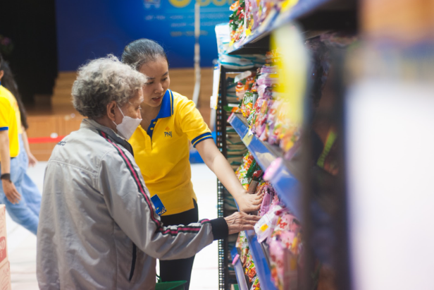 Đi sắm tết 0 đồng, vợ chồng U.70 bật khóc: Giờ mới được mang Tết về nhà - Hình 2 Di sam tet 0 dong, vo chong U.70 bat khoc: Gio moi duoc mang Tet ve nha-Hinh-2