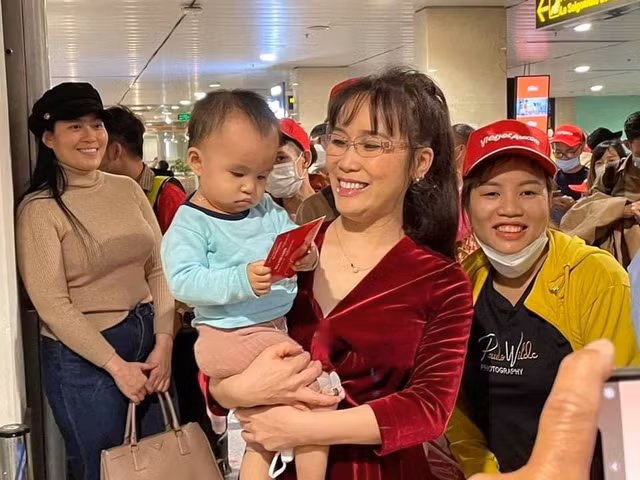 Ty phu Nguyen Thi Phuong Thao ra san bay tien nguoi lao dong ve que don Tet