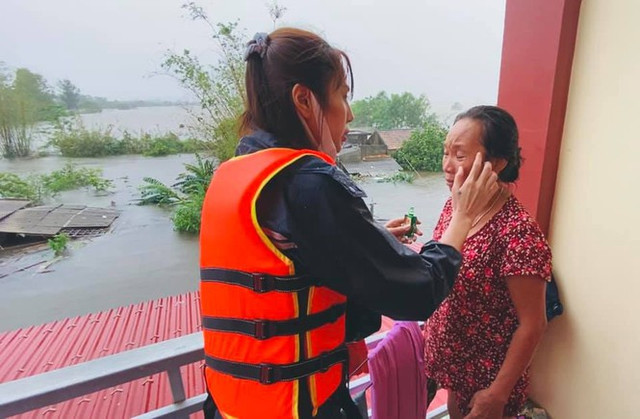 Những 'cô Tiên' mang cả tính mạng ra 'đánh cược' khi lao vào tâm lũ - Hình 2 Nhung 'co Tien' mang ca tinh mang ra 'danh cuoc' khi lao vao tam lu-Hinh-2