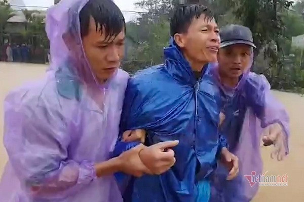 Đau xót cảnh người phụ nữ đi sinh bị lũ cuốn trôi ở Huế - Hình 5 Dau xot canh nguoi phu nu di sinh bi lu cuon troi o Hue-Hinh-5