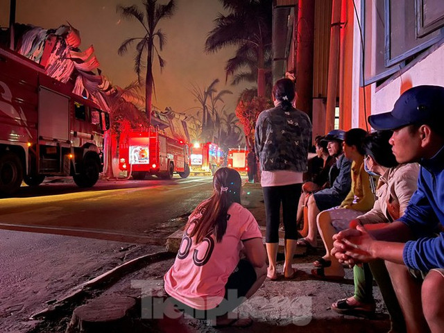 Công nhân bật khóc khi công ty gỗ rộng 5.000 m2 bị lửa nhấn chìm - Hình 7 Cong nhan bat khoc khi cong ty go rong 5.000 m2 bi lua nhan chim-Hinh-7