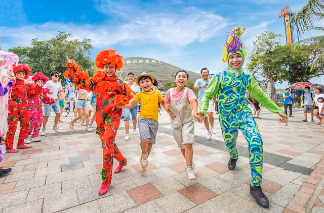 Khanh Hoa don doan khach Nga dau tien theo hinh thuc ho chieu vaccine-Hinh-3