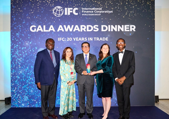 HDBank nhận giải “Ngân hàng phát hành xuất sắc - Tăng trưởng năng động“ HDBank nhan giai “Ngan hang phat hanh xuat sac - Tang truong nang dong“