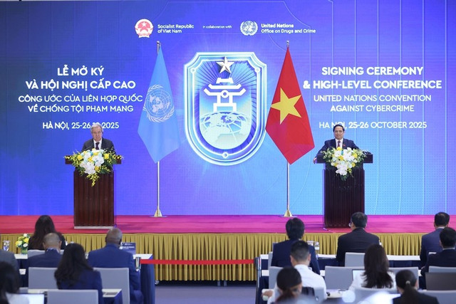 Thủ tướng Phạm Minh Chính và Tổng Thư ký Liên Hợp Quốc António Guterres đồng chủ trì họp báo về Lễ mở ký và Hội nghị cấp cao Công ước của Liên Hợp Quốc về chống tội phạm mạng. Ảnh VGP 788.jpg