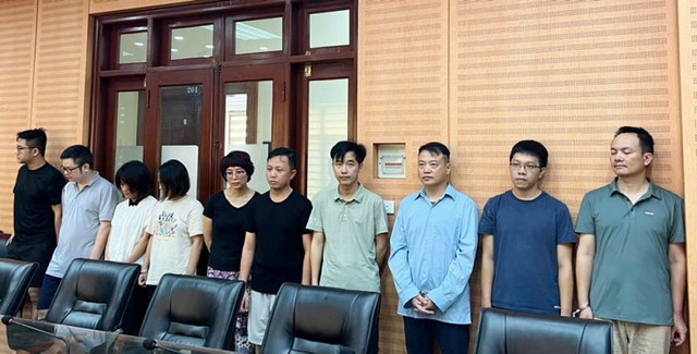 Shark Bình cùng 9 bị can trong vụ án. 56777.jpg