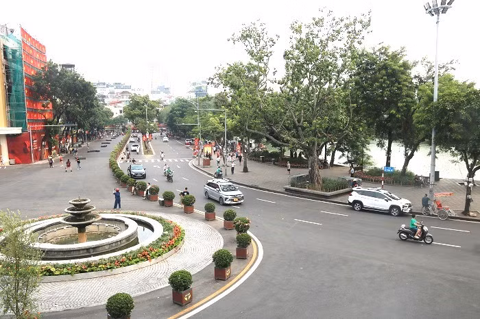 Không gian quảng trường nay khoáng đạt, thông thoáng và hiện đại hơn, trở thành điểm nhấn nổi bật ở phía đông hồ Hoàn Kiếm.