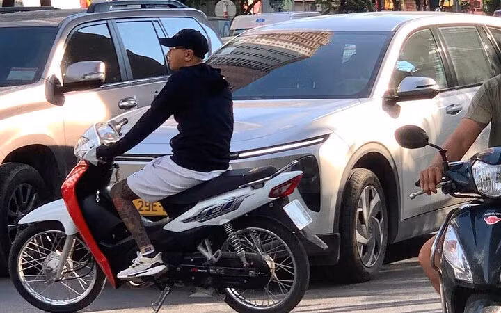Title: CSGT Hà Nội xác minh clip ô tô, xe máy chèn ép, tạt đầu nhau trên phố