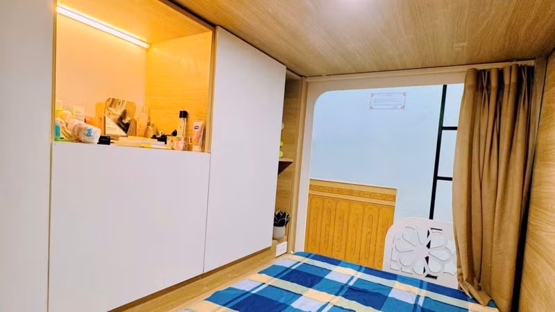 Bên trong những "hộp ngủ" giá 1,4 triệu đồng chật kín người ở Hà Nội