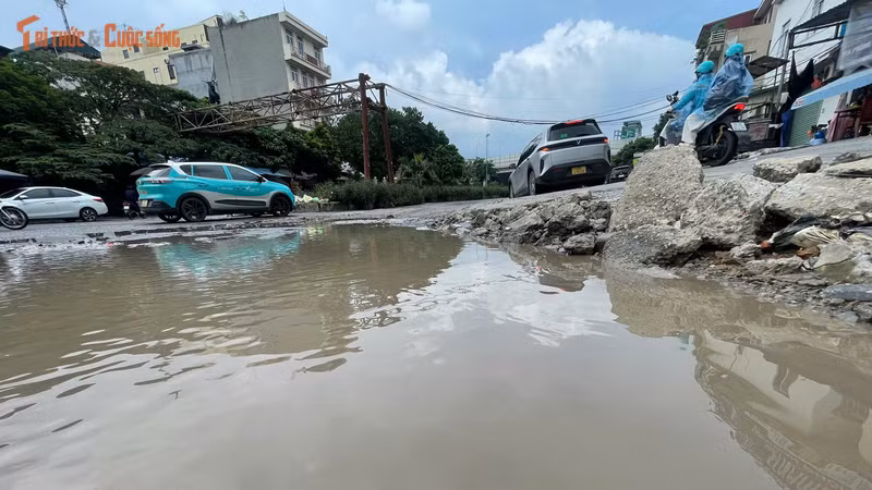 Tuyến đường nối Vành đai 3 xuống cấp, nhiều điểm hư hỏng chưa được khắc phục