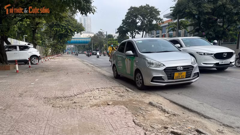 Lối đi bộ trên phố Phùng Hưng xuất hiện nhiều điểm gồ ghề, bong tróc kéo dài