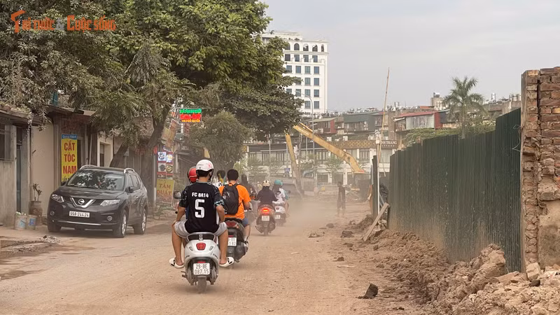 Xe ben nối đuôi, bụi phủ trắng khu dân cư ven công trường kênh La Khê