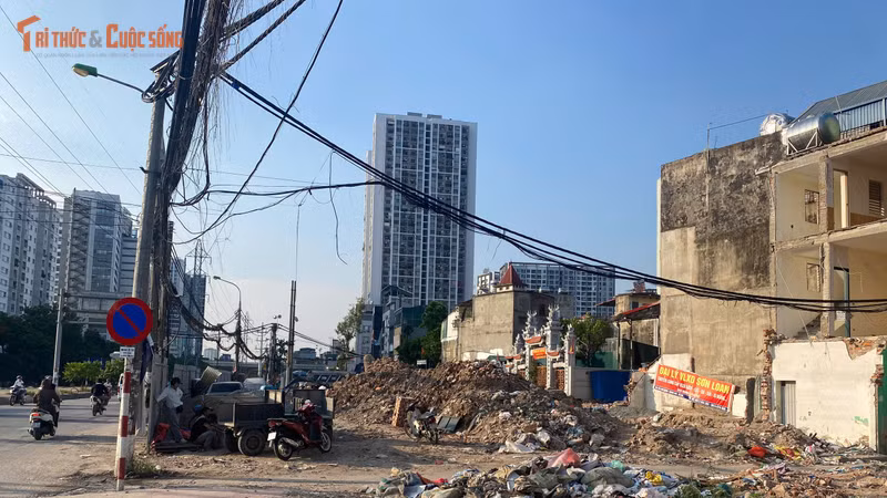 Phế thải xây dựng thành điểm tập kết rác sinh hoạt giữa khu dân cư Hà Nội