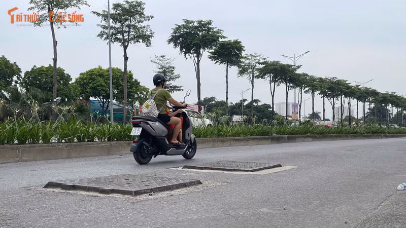 Cận cảnh đoạn đường gần 1km lổn nhổn nắp cống giữa Hà Nội