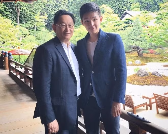 Eric Tse (SN 1995, Hong Kong, Trung Quốc) từng gây chú ý khi trở thành tỷ phú sau một đêm. Ở tuổi 24, Eric Tse được cha là ông Ping Tse trao tặng 21,45% cổ phần Tập đoàn dược phẩm Sino Biopharmaceutical, tương đương 3,8 tỷ USD thời điểm đó. Ảnh: SCMP