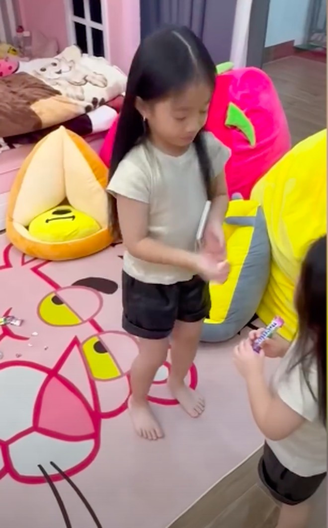 Hai nhóc tỳ nhà Lê Dương Bảo Lâm có phòng riêng màu hồng. Ảnh: FBNV