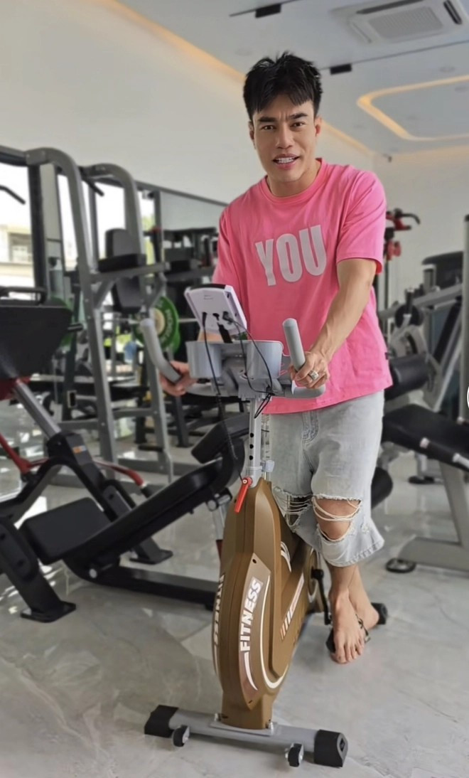 Bên trong căn nhà còn có phòng tập gym. Ảnh: FBNV