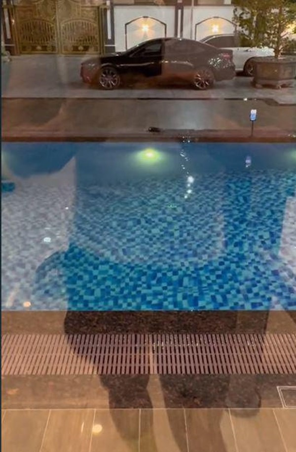 Bể bơi lớn trong khuôn viên căn nhà. Ảnh: FBNV