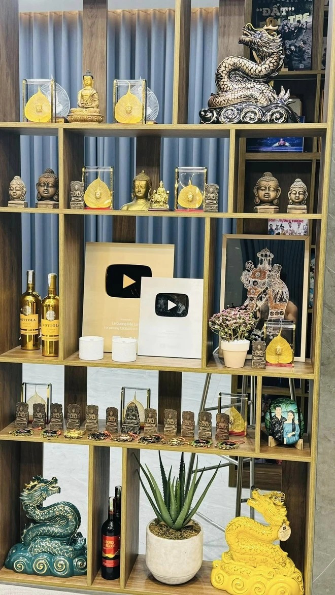 Kệ trưng bày những món đồ kỷ niệm đặt giữa nhà. Ảnh: FBNV