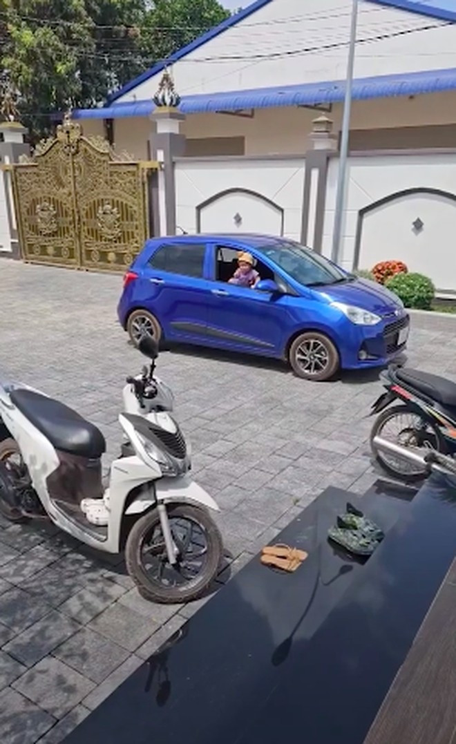 Khoảng sân rộng thoải mái để xe và cho các con vui chơi. Ảnh: FBNV