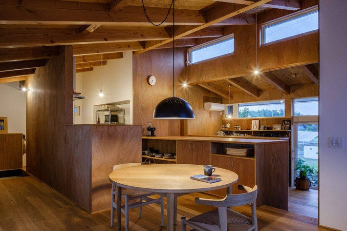 Phòng khách, nhà ăn, phòng bếp thông nhau để tạo ra một khu vực sinh hoạt chung rộng rãi, gắn kết yêu thương giữa các thành viên trong gia đình. Ảnh: Ippei Shinzawa