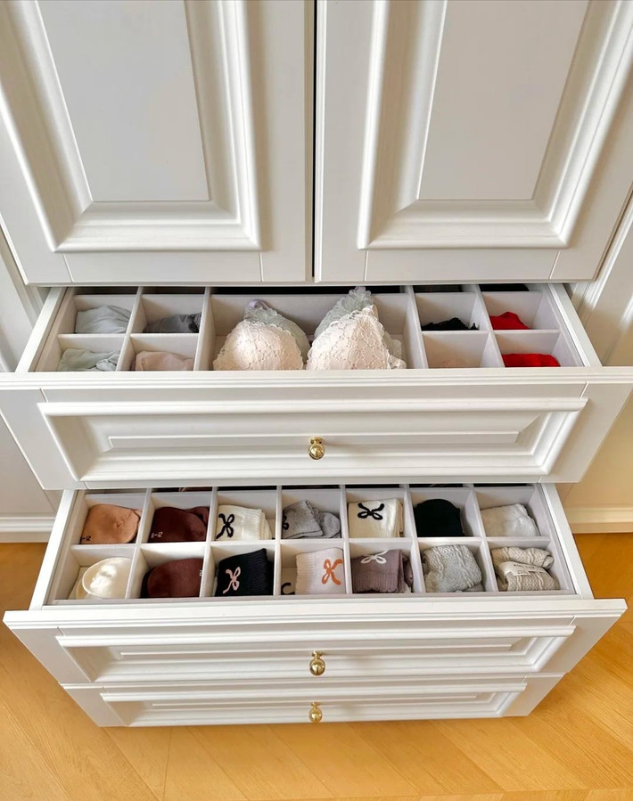 Không ít người nghĩ rằng, càng nhiều ngăn kéo trong tủ quần áo càng tiện. Ảnh: Sohu