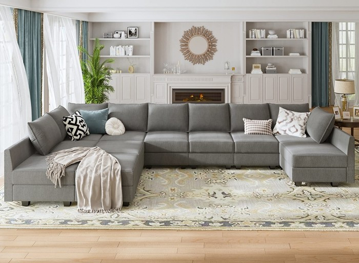 Bộ sofa đắt tiền trở thành vật trang trí, thậm chí nhanh chóng xuống màu do ít được bảo dưỡng. Với những căn hộ diện tích nhỏ, sofa cỡ lớn còn khiến không gian bí bách, cản trở di chuyển. Ảnh: Amazon