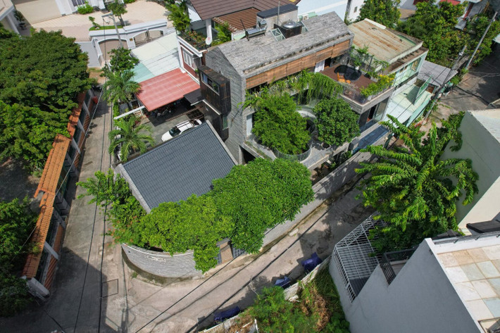 Tọa lạc tại TP HCM, Linh Trung House gây ấn tượng với sự hòa quyện giữa cây xanh và các khối bê tông được đúc một cách mềm mại. Ảnh: Quangdam