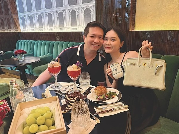 Nhưng thời gian gần đây, vợ chồng Đoàn Di Băng ít khi chia sẻ những hình ảnh về siêu xe hay căn biệt thự 400 tỷ đồng. Ảnh: FBNV